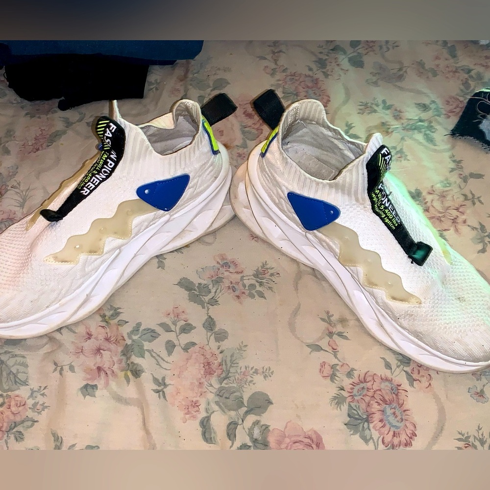 Fashion pioneer running shoes feels like air!